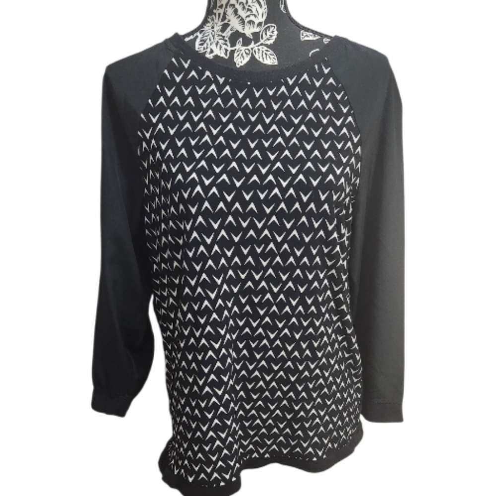 Daisy Fuentes Black and White Patterned Pull-On Blouse